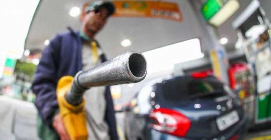 Gasolina já é vendida a R$ 7,36 em postos pelo Brasil; preço médio chega a quase R$ 6