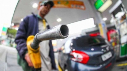 Gasolina já é vendida a R$ 7,36 em postos pelo Brasil; preço médio chega a quase R$ 6