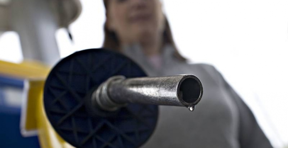 Para onde vai o etanol Usinas estão optando por produzir mais o biocombustível utilizado na mistura com a gasolina do que aquele que é utilizado diretamente nas bombas. O motivo é o preço mais atraente (DANIEL ACKER/BLOOMBERG NEWS)
