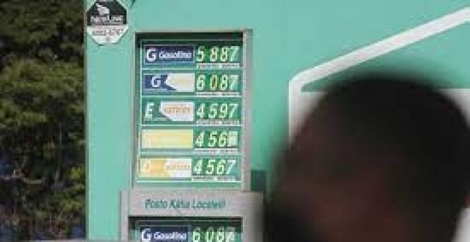 Consumidor em posto de combustíveis visualizando os preços no local. (Foto: Marcos Maluf/Arquivo)