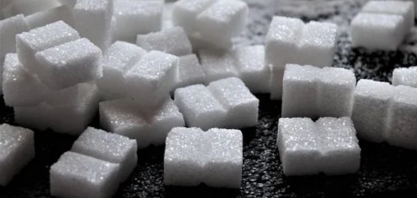 Açúcar branco avança 2% antes de vencimento; arábica atinge mínima de 3 semanas