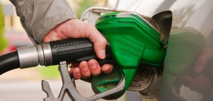 Brasileiros cruzam fronteira em busca de gasolina mais barata no Paraguai