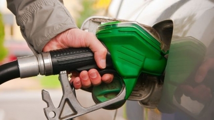 Brasileiros cruzam fronteira em busca de gasolina mais barata no Paraguai