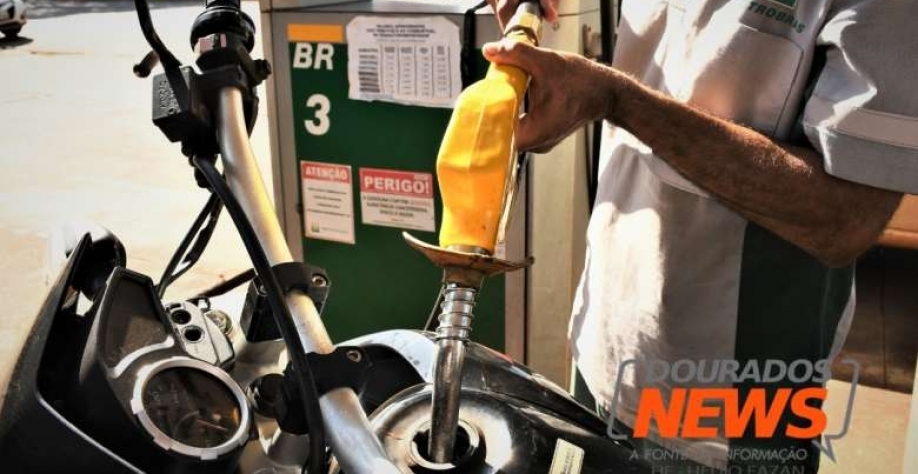 Preço médio da gasolina comum ficou R$ 6,04 nesta semana - Crédito: Hedio Fazan/Dourados News