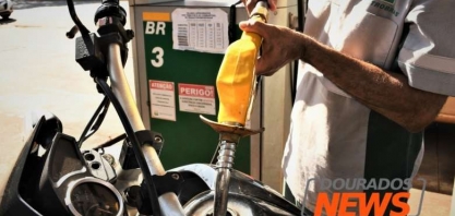 Redução mínima mantem preço médio da gasolina comum acima dos R$ 6