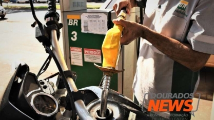 Redução mínima mantem preço médio da gasolina comum acima dos R$ 6