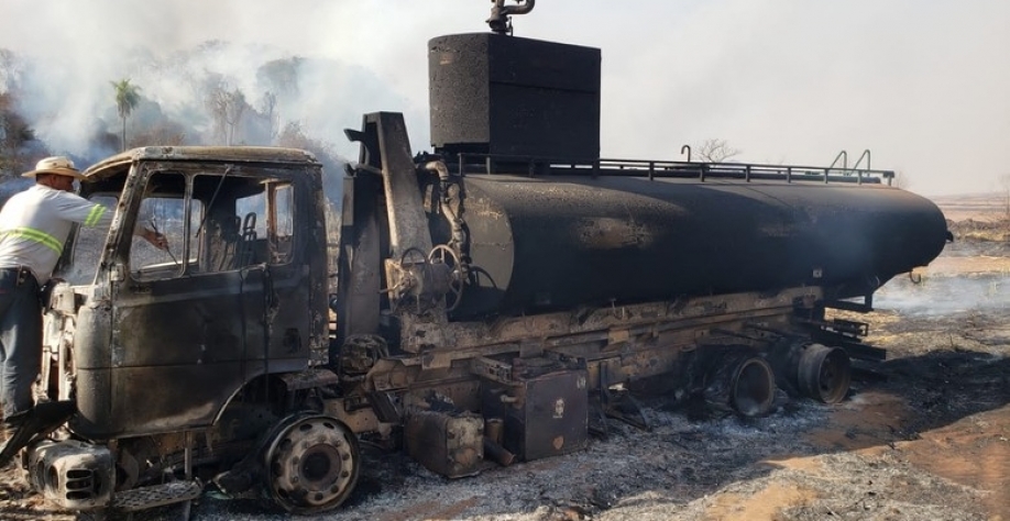 Fogo em área de canavial atingiu veículos (Foto: Azael Pizolato/arquivo Pessoal)