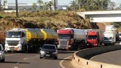 Ganhos dos caminhoneiros diminuem com alta dos custos do transporte rodoviário