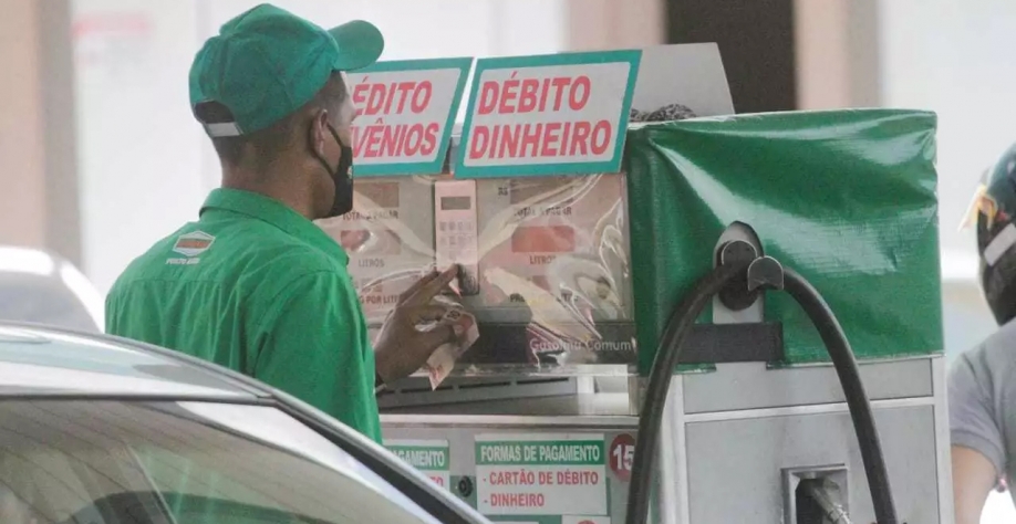 Frentista prepara bomba para abastecer veículo na Capital (Foto: Marcos Maluf) - CREDITO: CAMPO GRANDE NEWS
