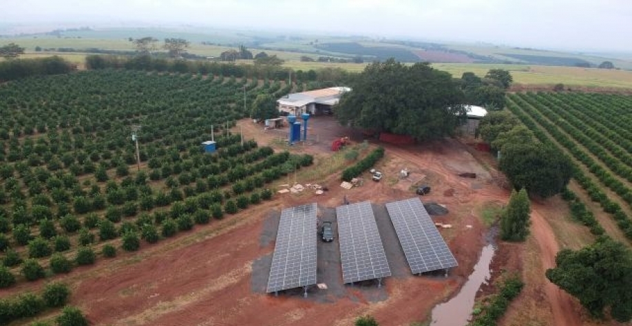 Em busca de economizar na conta de energia e aumentar a sustentabilidade, produtor investe em sistemas de energia fotovoltaica em sua propriedade e aprova os resultados.