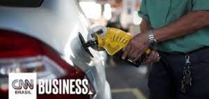 A pedido de distribuidoras, governo avalia zerar imposto de importação do álcool