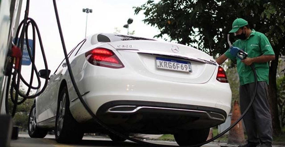 Em menos de um mês, o preço médio da gasolina comum subiu 2,7% em Minas Gerais, indica pesquisa da ANP | Crédito: REUTERS/Pilar Olivares