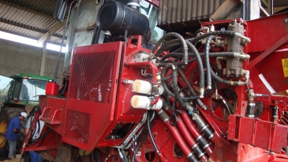 Manutenção linear em colhedoras de cana faz mais do que desafogar a oficina das usinas na entressafra