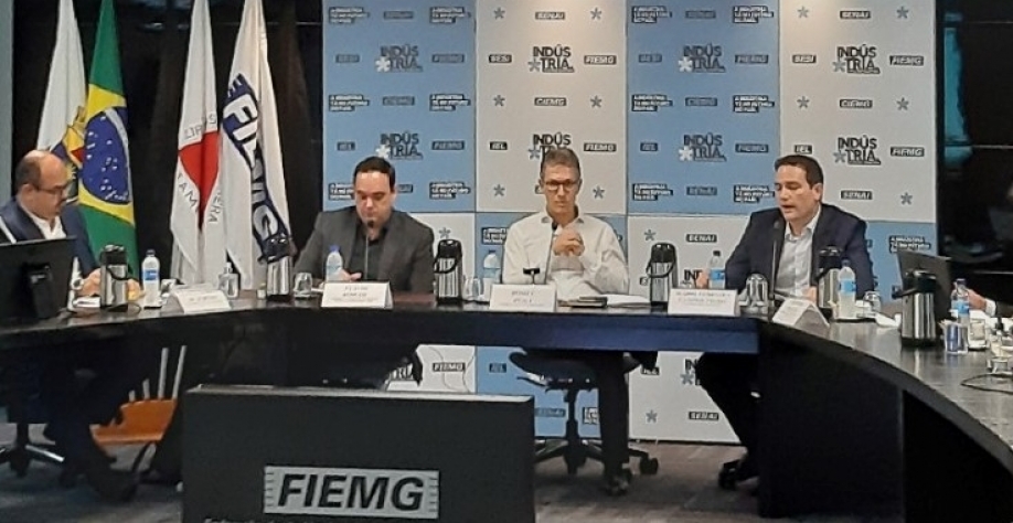  Romeu Zema no centro e em sua esquerda Mário Campos: mais desenvolvimento para Minas Gerais