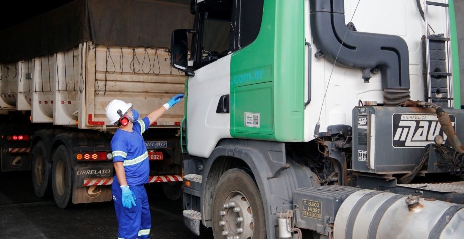 Caminhão chegando ao Terminal Açucareiro Copersucar (TAC), no Porto de Santos