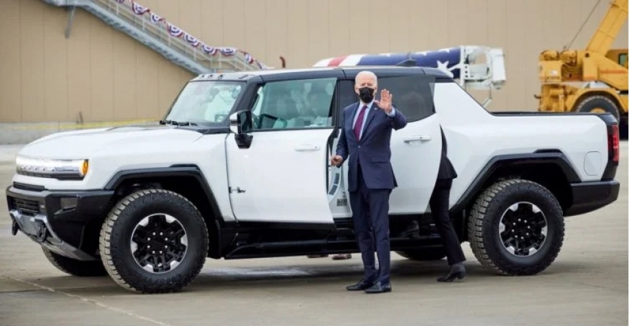 Joe Biden com a GMC Hummer EV, picape elétrica da GM (foto: GM/Divulgação)