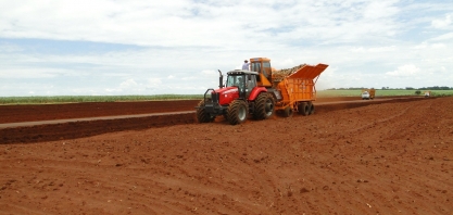 A Plantadora de Cana Picada PCP 6000 Automatizada, da DMB Máquinas e Implementos Agrícolas, oferece menor índice de falhas e menor quantidade de mudas utilizadas no plantio da cana