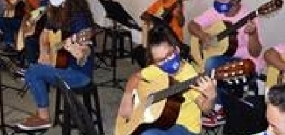 Alunos do Projeto Solar Musical emocionam os convidados em apresentação de final de ano