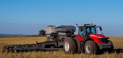 Tecnologia do trator MF 8700 S permite operar em velocidades precisas