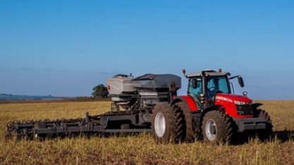 Tecnologia do trator MF 8700 S permite operar em velocidades precisas