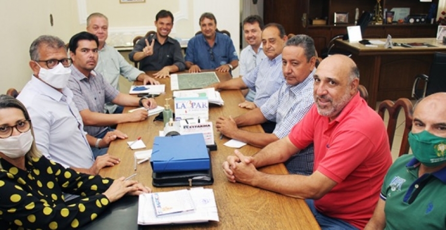 O prefeito de Paranaíba, Maycol Queiroz, esteve em reunião, na tarde de 06 de janeiro, no Paço Municipal, com os diretores do Grupo Pedra Agroindustrial S/A Sérgio Luiz dos Santos, gerente corporativo agrícola; Roberto Andrade, gerente de produção agrícol
