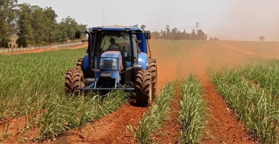 Trator a biometano em teste na Cocal. Usina quer reforçar a participação no mercado do gás (Foto: Divulgação/Cocal)