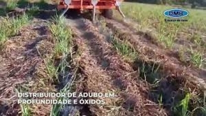 Aplicação de adubo e óxido em cana-de-açúcar