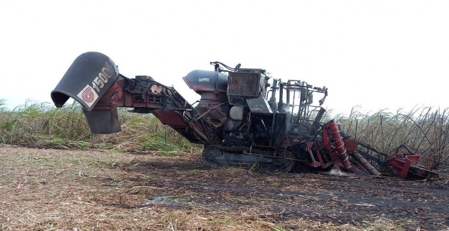 Foto enviada por membro do grupo mostra danos após a ocorrência de incêndio em uma colhedora de cana-de-açúcar