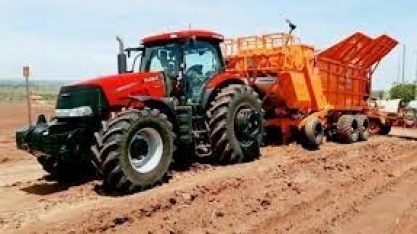 Aplicação de adubo e óxido em cana-de-açúcar