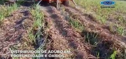 Aplicação de adubo e óxido em cana-de-açúcar