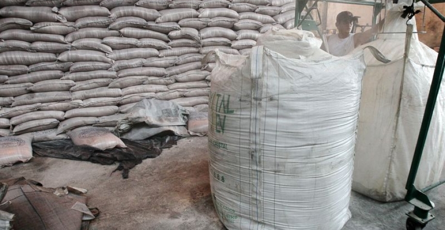 Sacas de açúcar em unidade de processamento em Campos dos Goytacazes (RJ)