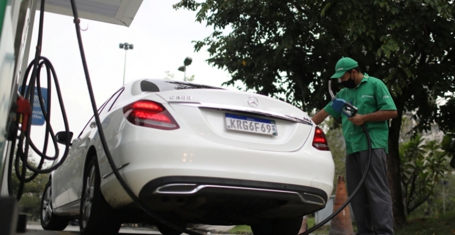 Frentista abastece carro em posto de gasolina no Rio de Janeiro. Reuters