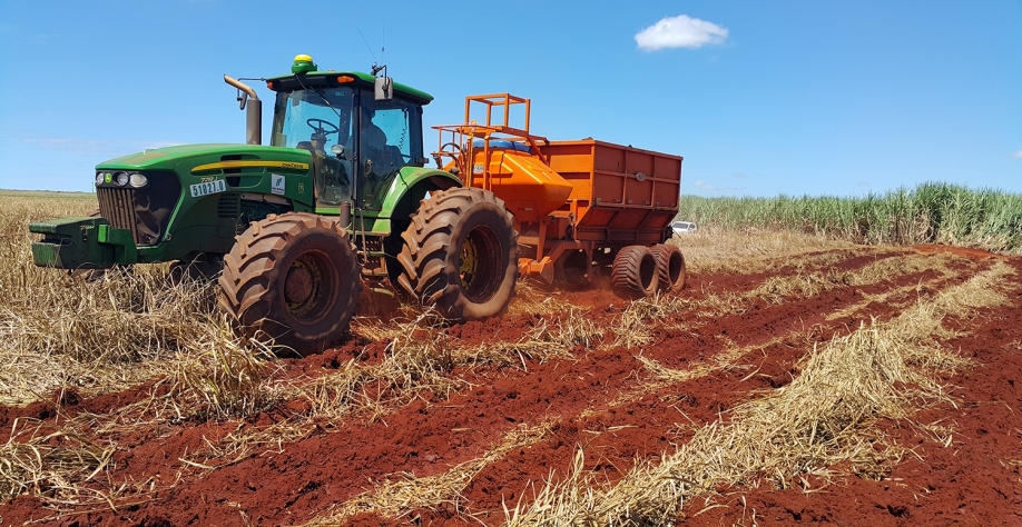 Entre as tecnologias expostas pela DMB na TecnoShow está a carreta sulcadora e distribuidora de torta de filtro