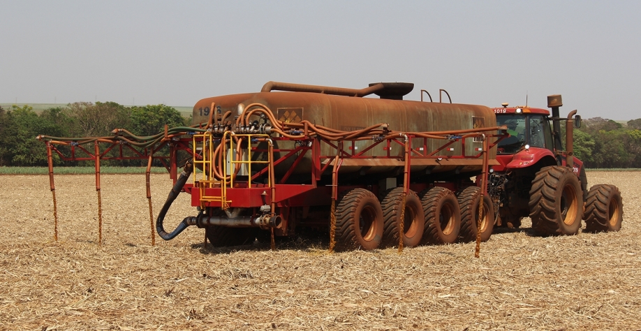 A vinhaça com aplicação localizada com pingentes tem se mostrado cada vez mais uma opção para aumento do raio médio e da área aplicada. Crédito foto: CanaOnline