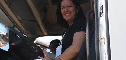 As “donas Maria” até podem pilotar fogão, mas muitas delas pilotam caminhão e muito bem!