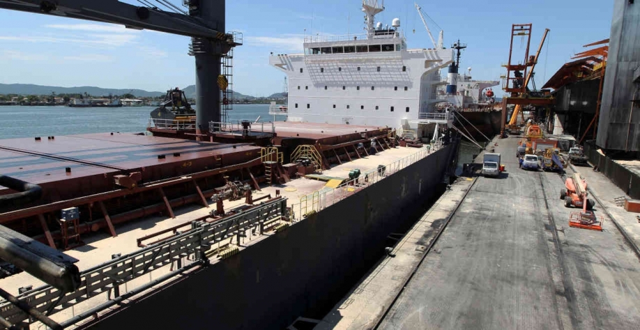 As sanções após a invasão da Ucrânia pela Rússia aumentaram a demanda por açúcar e outros alimentos básicos, e as prateleiras dos supermercados estão esvaziando devido à estocagem de alimentos (Imagem: REUTERS/Paulo Whitaker)