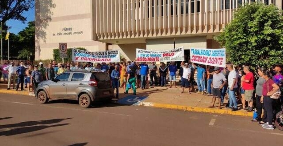Com faixas e cartazes, grupo foi para frente do Fórum da cidade. (Foto: Adilson Domingos)