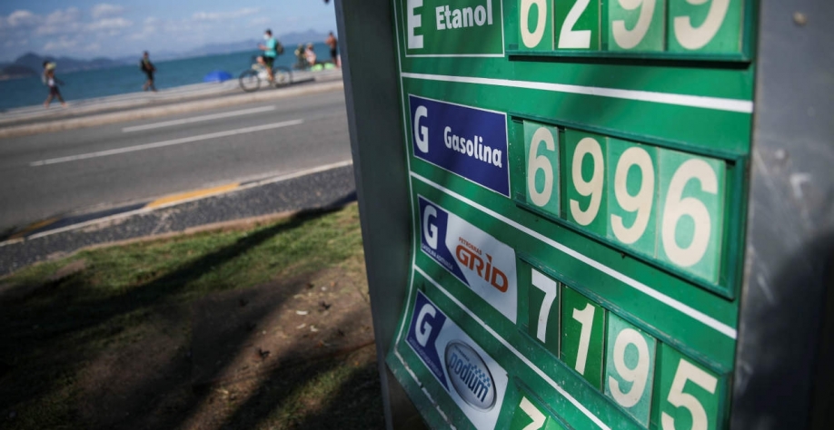 Salgado: preço da gasolina comum encosta nos R$ 8 nos postos mais caros do Rio de Janeiro (Imagem: Reuters/Ricardo Moraes)