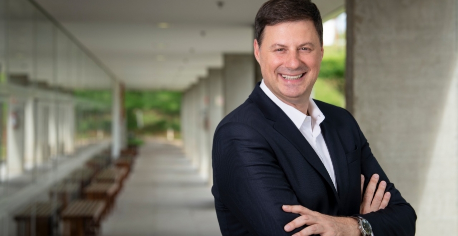 Segundo Ricardo Berni, diretor de Negócios Agrícolas da Raízen, por meio do padrão internacional, a companhia busca estimular ainda mais hábitos socioambientais no cultivo e processamento da cana. Crédito foto: Divulgação Raízen