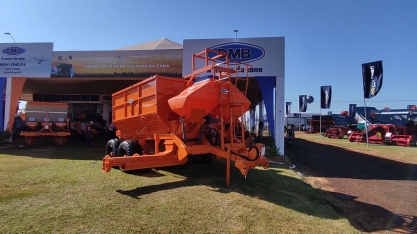 Agrishow 2022: DMB lança atualizações para sua carreta sulcadora e distribuidora de torta de filtro