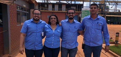 Mães e filhos trabalham juntos em usina de cana e compartilham sua rotina