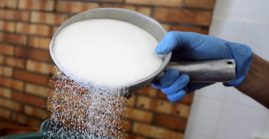 O açúcar branco para agosto subiu 5,90 dólares, ou 1,1%, a 520,90 dólares a tonelada (Imagem: REUTERS/Eric Gaillard)