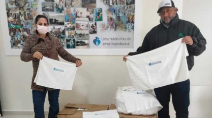 Projeto Uniformizando da Diana Bioenergia borda 520 toalhas para AAERP