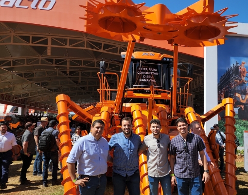 Profissionais da Viterra visitam a Agrishow e são atraídos pela nova colhedora de cana da Jacto