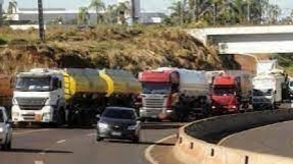 Falta de diesel no 2º semestre preocupa importadores, caminhoneiros e revenda