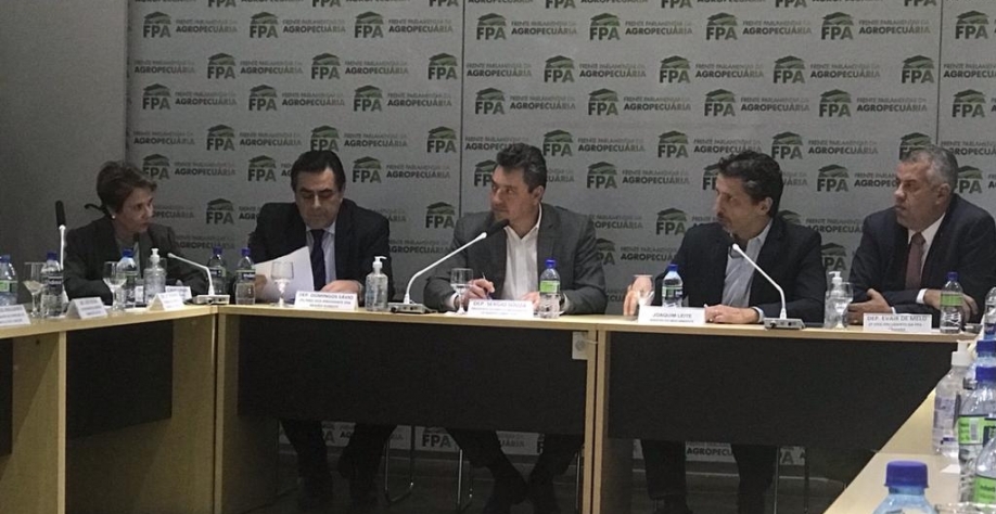 Ao lado do presidente da FPA, deputado Sérgio Sousa, o ministro do MMA, Joaquim Leite, detalha benefícios do decreto que regulamenta crédito de carbono no Brasil