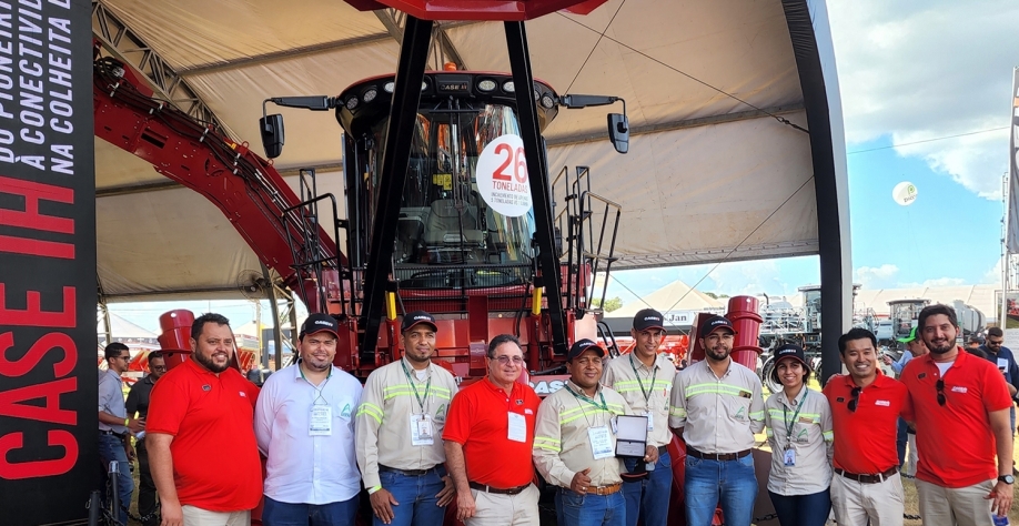 Janiel com placa de homenagem, acompanhado por profissionais da Aroeira, da Tracan e da CaseIH