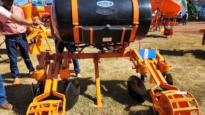 Cobridor de 2 Linhas com Aplicador de Inseticidas (Bomba modelo JP) chamou a atenção dos visitantes no estande da DMB na Agrishow