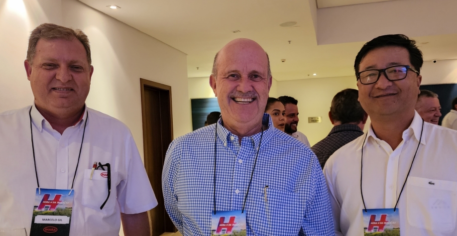 Marcelo Gil, representante da IHARA na região de Pederneiras, Júlio Márcio e o produtor rural Eduardo Tomo, no evento HORA H DA INOVAÇÃO DA CANA, realizado pela IHARA em 12 de maio em Ribeirão Preto, SP