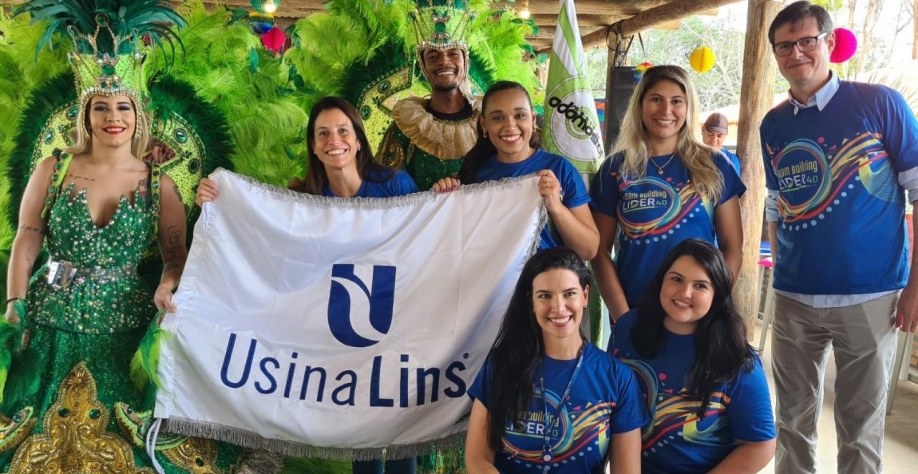 “Escola de Samba Corporativa” reforçou a importância do espírito de equipe, a confiança, o engajamento e a superação de desafios. Na foto, a equipe de Gestão de Pessoas da Usina Lins e, na esquerda, Alex Pupin, diretor Administrativo
